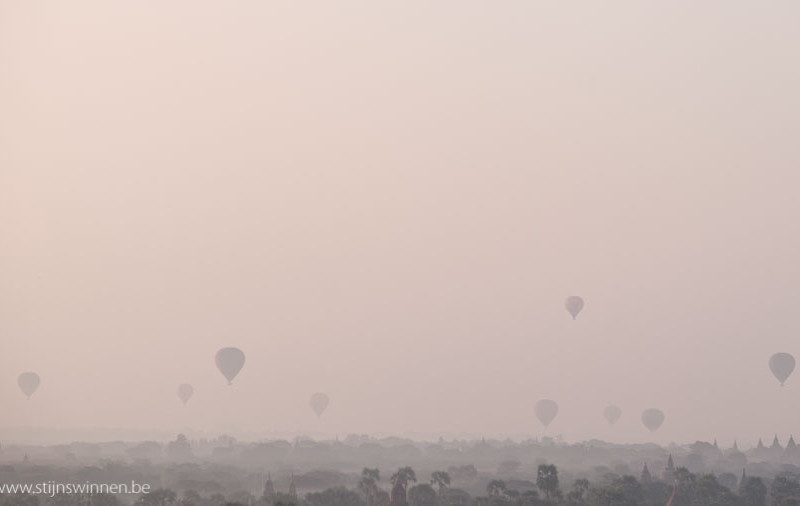 Hor air balloons near the horizon