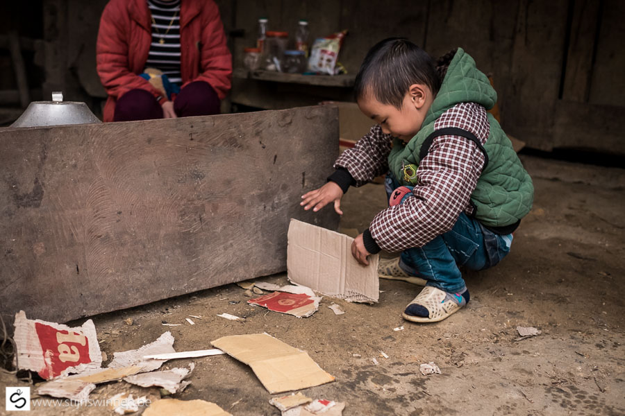 Nam Cang: kid playing with cardboard