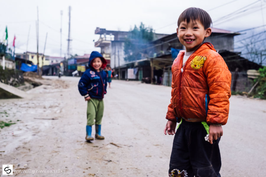 Sa Pa: joyful kids on the road